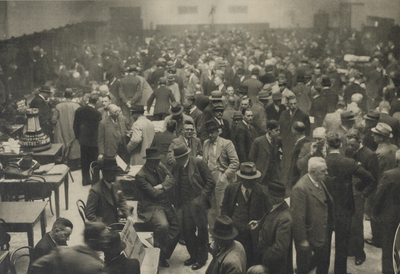 300299 Afbeelding van de drukte tijdens de wekelijkse graanbeurs in de Handelsbeurs (Mariaplaats 13) te Utrecht.